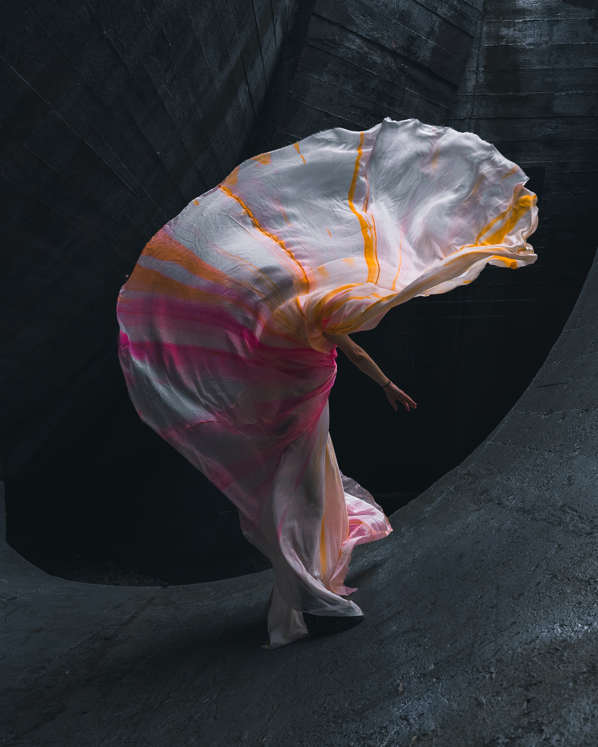 Tänzerische Performance von Elizaveta Polyakova in avantgardistischem Kleid von Elodie Carstensen – fotografiert von Janine Junk in Berlin