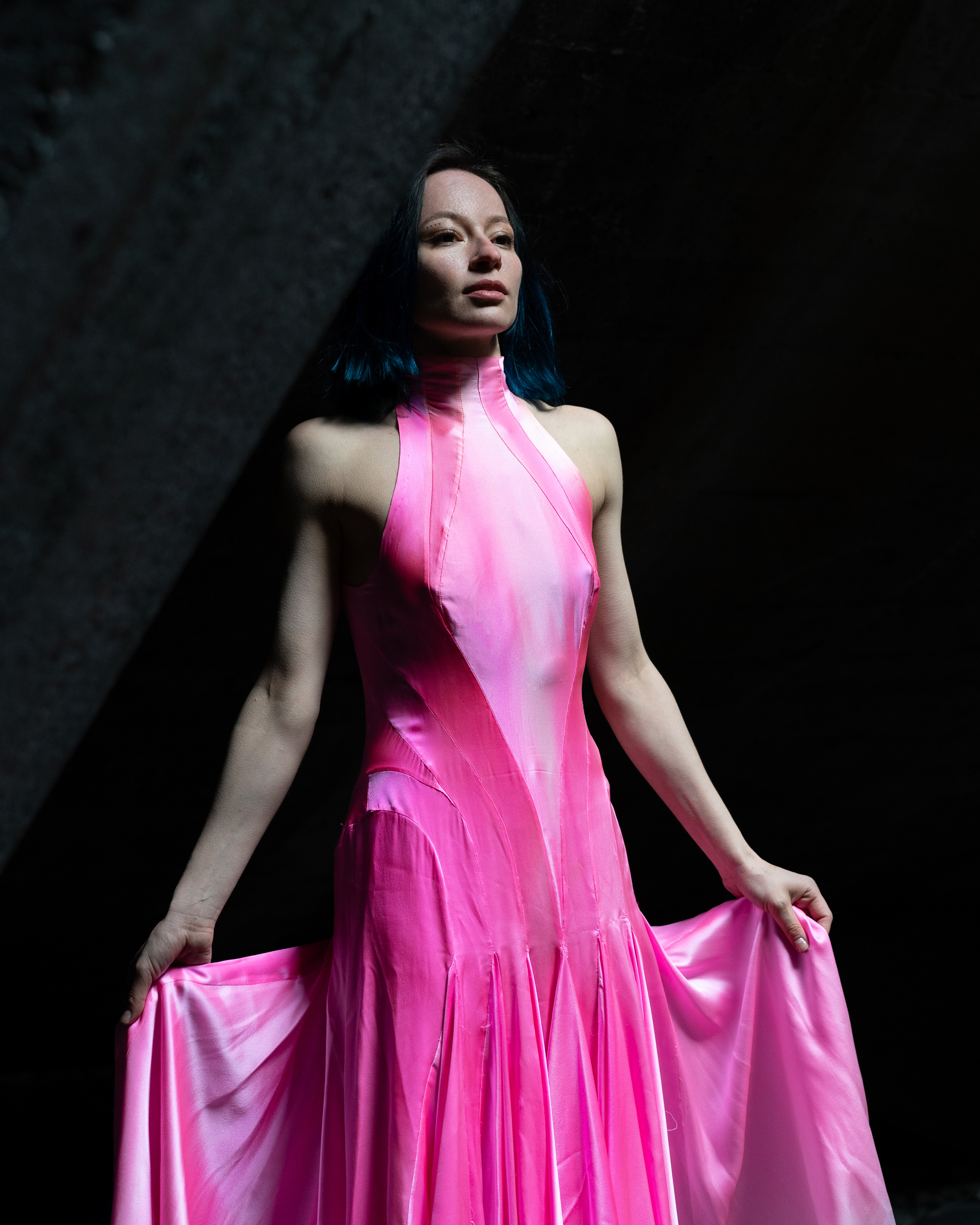 Portrait von Elizaveta Polyakova in brutalistischer Architektur – Fashionfotografie von Janine Junk mit Design von Elodie Carstensen