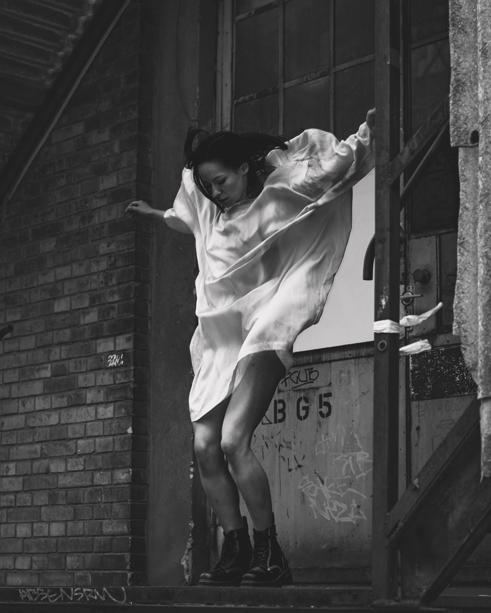 Elizaveta Polyakova tanzt in avantgardistischem Kleid von Elodie Carstensen – Fashionfotografie von Janine Junk in Berlin