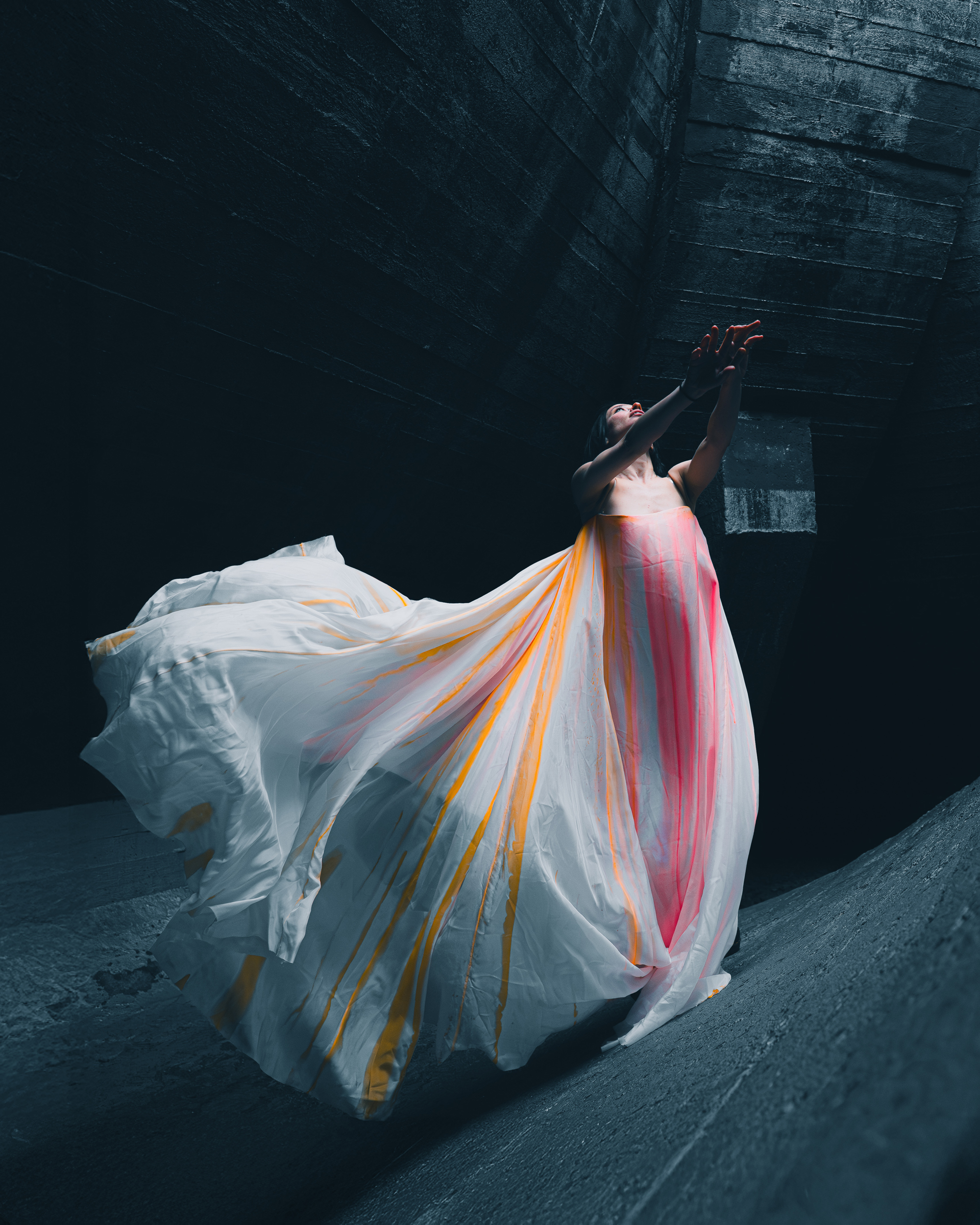 Elizaveta Polyakova tanzt in avantgardistischem Kleid von Elodie Carstensen – Fashionfotografie von Janine Junk in Berlin