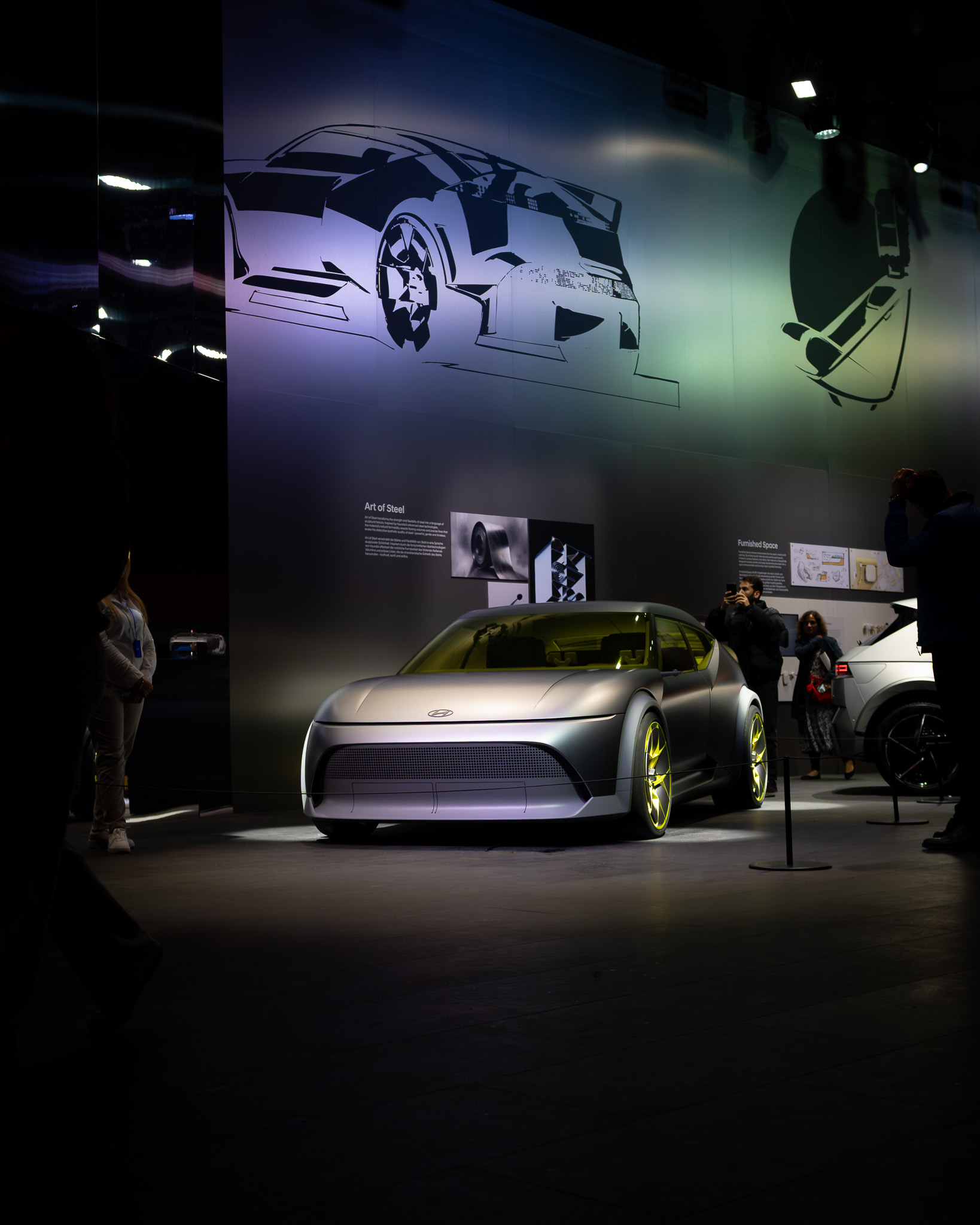 Brand Design & Photography Berlin – Janine Junk Hyundai Concept THREE auf der IAA München 2025 – Ausstellungsstand mit Lichtinszenierung, fotografiert von Janine Junk