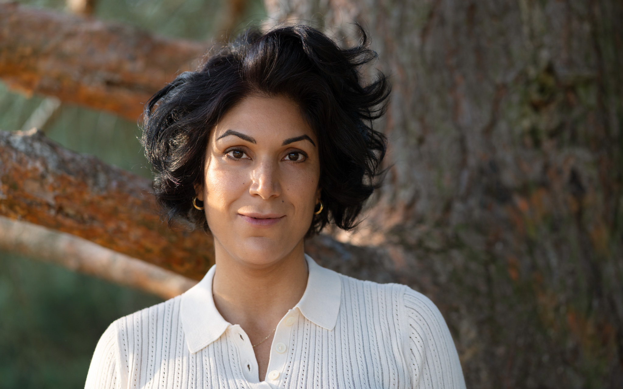 Businessportrait von Coach Zoia Mahjoubi in der Natur, fotografiert von Janine Junk in Berlin-Hirschgarten am Erpetal
