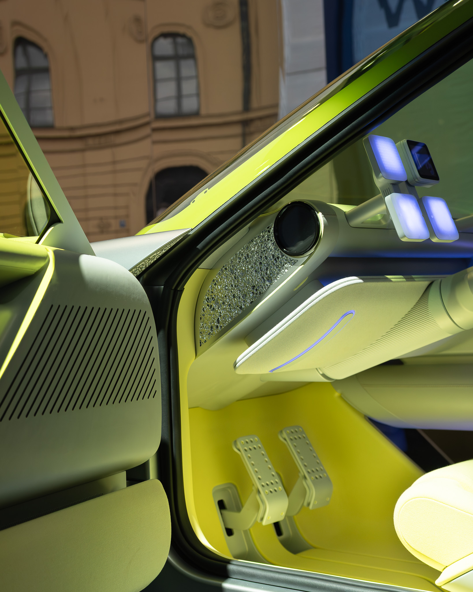 Brand Design & Photography Berlin – Janine Junk Innenraum des Hyundai Concept THREE mit gelben Akzenten – fotografiert von Janine Junk auf der IAA München 2025