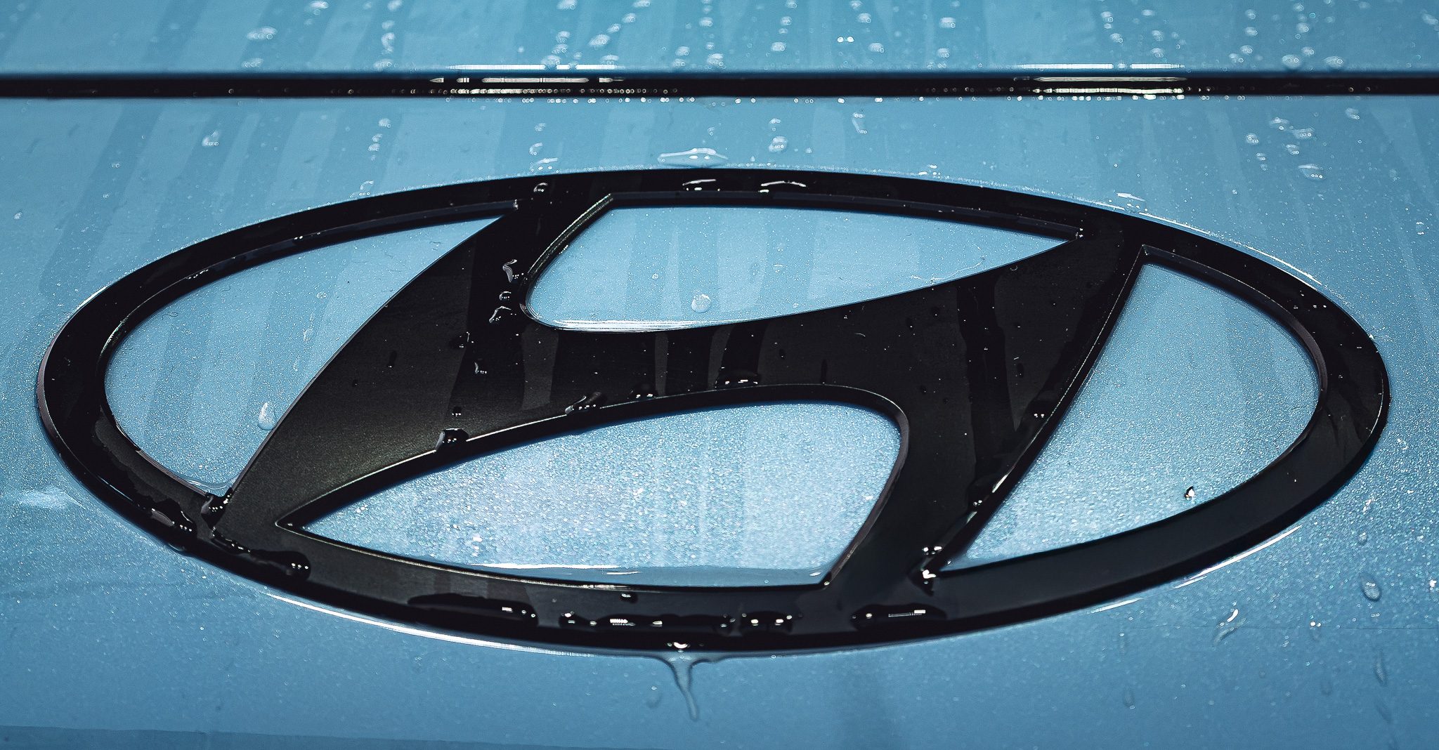 Brand Design & Photography Berlin – Janine Junk Makroaufnahme des Hyundai Logos mit Regentropfen – fotografiert von Janine Junk auf der IAA München 2025