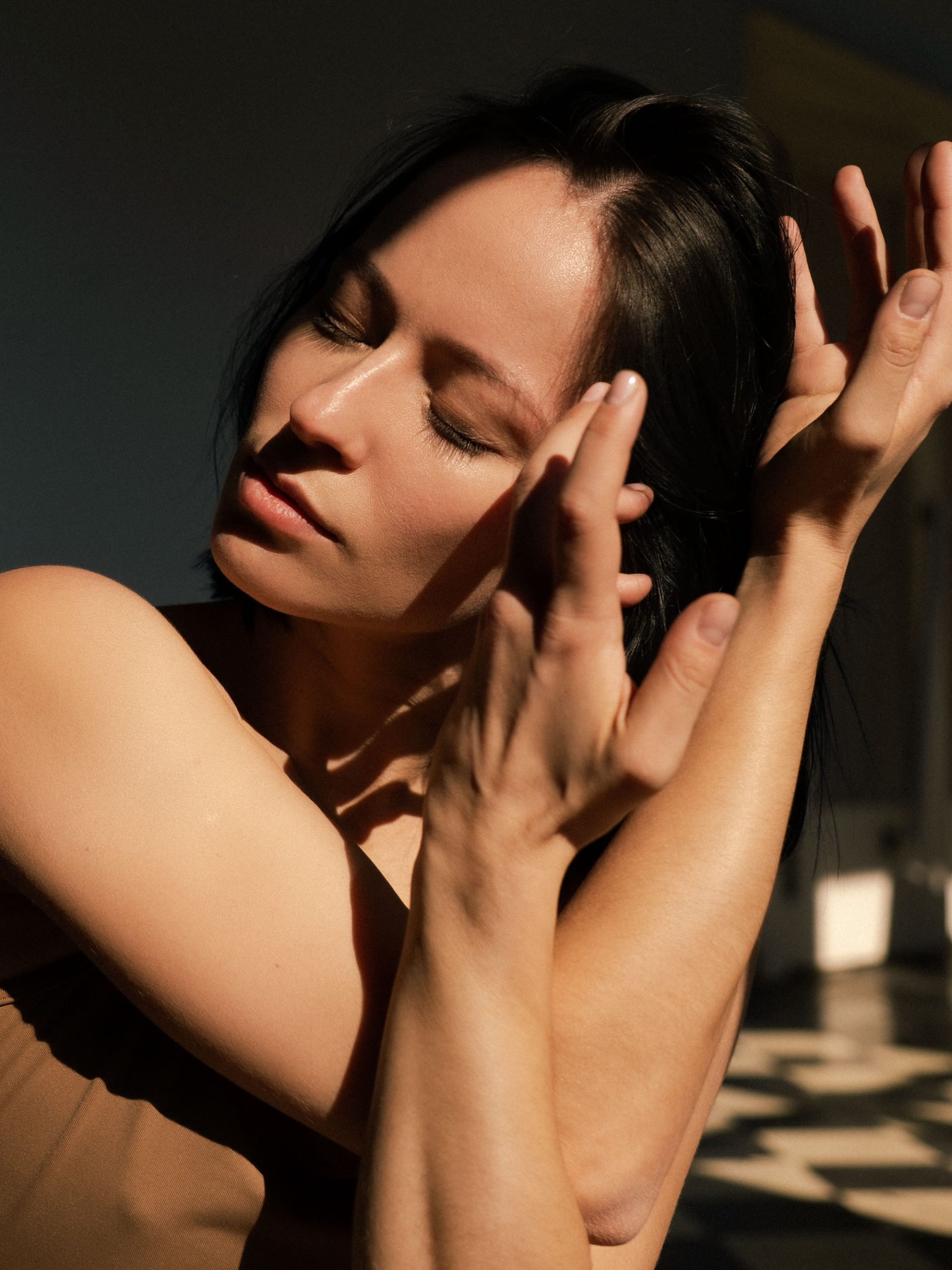 Brand Design & Photography Berlin – Janine Junk Portraitfotografie Berlin Tänzerin Elizaveta Poliakova im natürlichen Licht